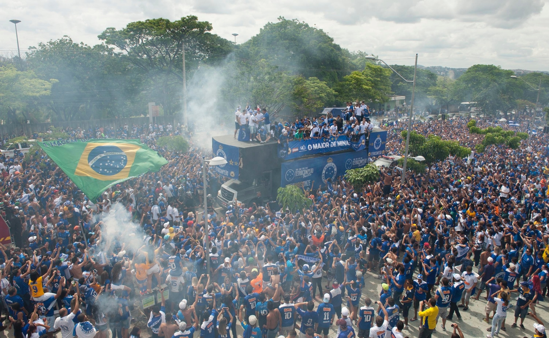 Torcedores do Cruzeiro recebem time no Mineirão para o último jogo do Campeonato Brasileiro - Washington Alves / Getty Images