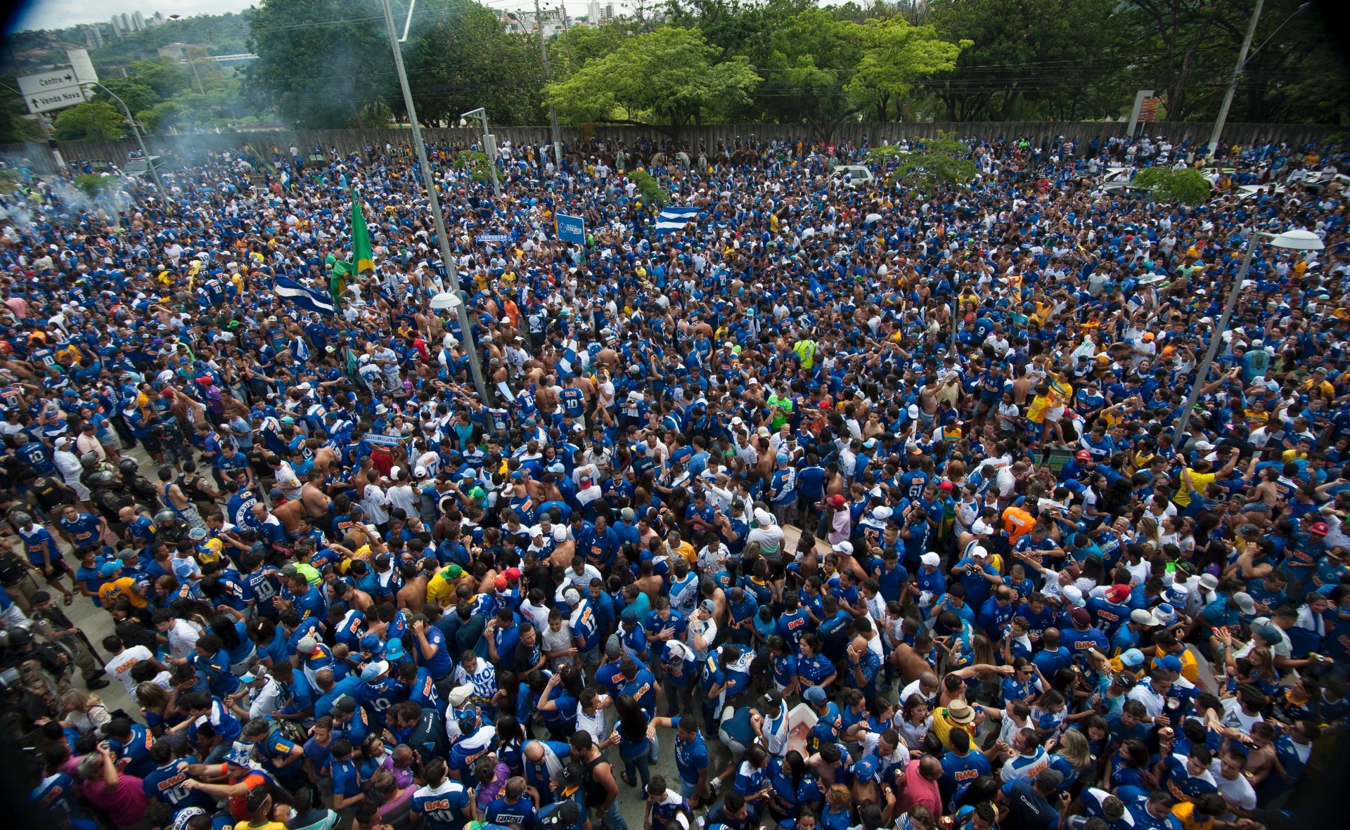 Torcedores do Cruzeiro recebem time no Mineirão para o último jogo do Campeonato Brasileiro - Washington Alves / Getty Images