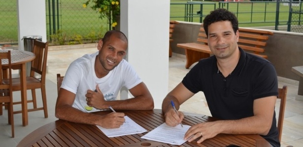 Carlinhos assina contrato com o São Paulo ao lado do gerente de futebol Gustavo Vieira de Oliveira - saopaulofc.net/divulgação