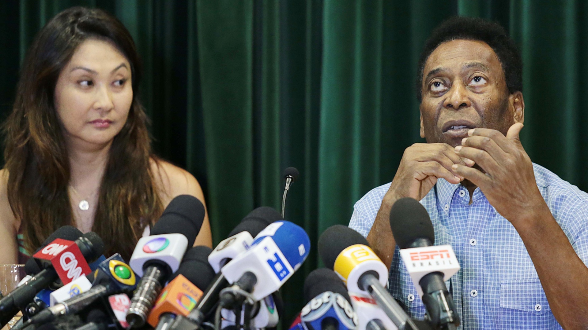 Pelé conversa com jornalistas em entrevista coletiva após receber alta nesta terça 