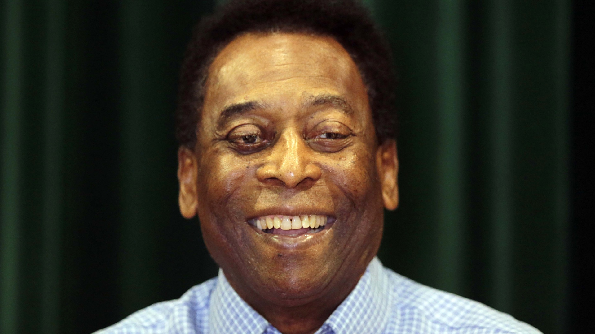 Pelé sorri ao falar com jornalistas em entrevista após receber alta nesta terça 