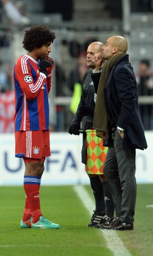 Dante conversa com Guardiola durante jogo do Bayern de Munique na Liga dos Campeões