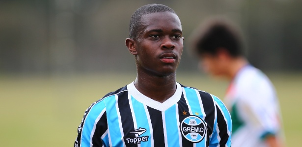Lincoln, de 16 anos, subiu para o profissional do Grêmio e gera expectativa - Rodrigo Fatturi/Divulgação/Grêmio