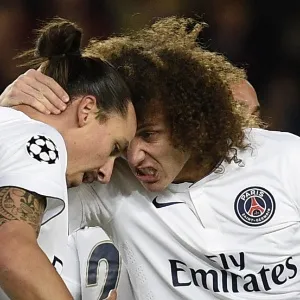Lucas, Ibrahimovic e David Luiz comemoram gol do PSG na Liga dos Campeões - LLUIS GENE / AFP