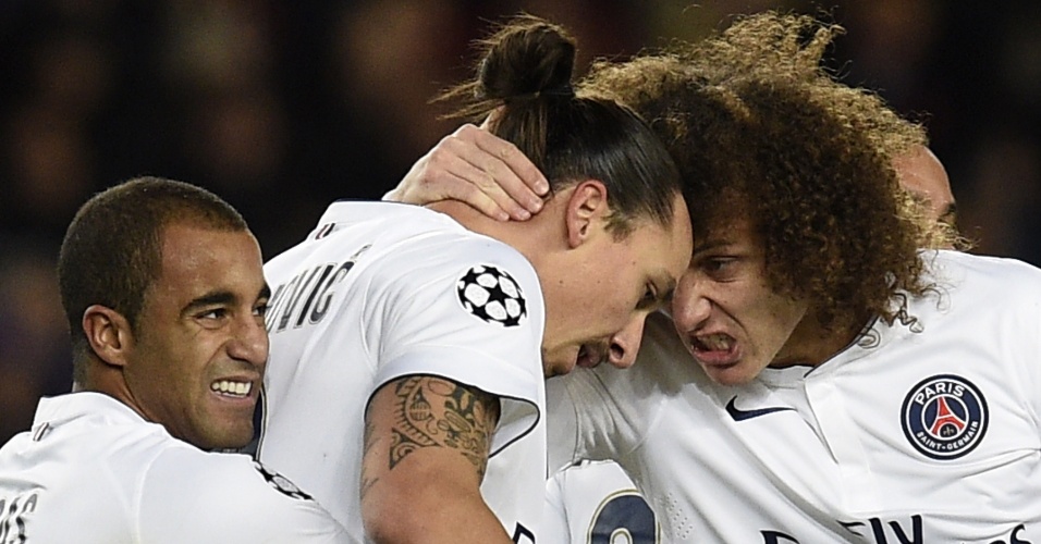 Lucas, Ibrahimovic e David Luiz comemoram gol do PSG na Liga dos Campeões