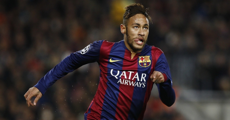 Neymar comemora após marcar o gol da virada do Barcelona com Thiago Silva (costas) lamentando pelo PSG