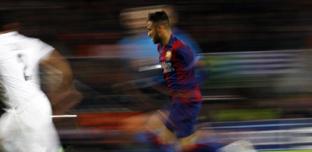 Neymar corre pelo Barcelona na Liga dos Campeões e chega a distorcer a imagem - QUIQUE GARCIA / AFP