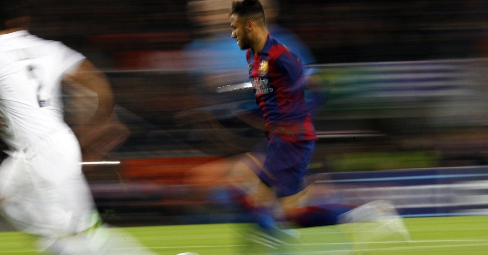 Neymar corre pelo Barcelona e chega a distorcer a imagem