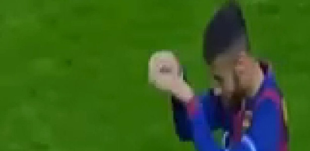 Neymar simula estar se jogando em comemoração contra o PSG - Reprodução
