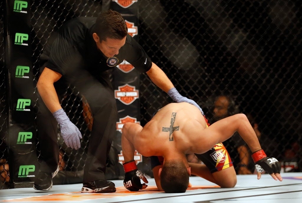 13.dez.2014 - Anthony Birchak lamenta após ser derrotado por uma finalização de Ian Entwistle, na primeira luta da noite no UFC: Cigano x Miocic - Christian Petersen/Getty Images/AFP