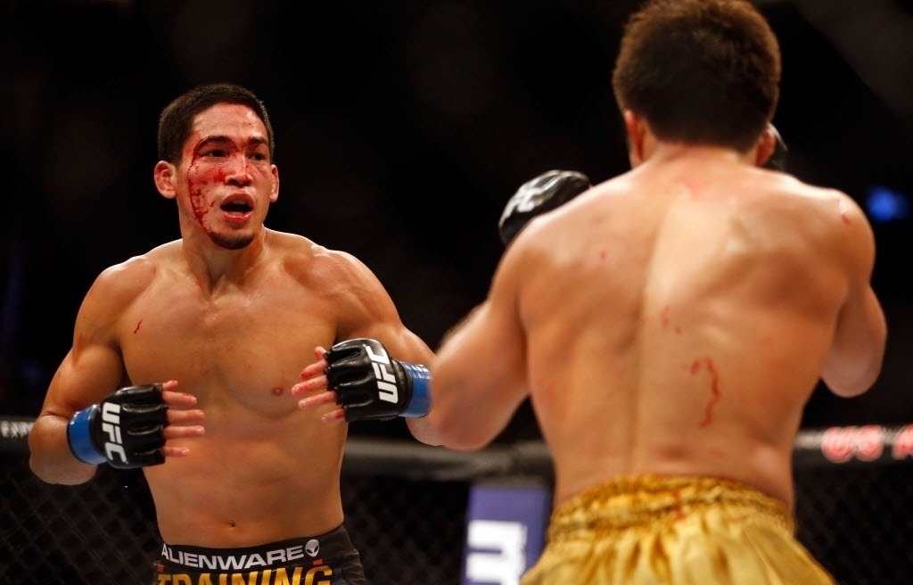 13.dez.2014 - Dustin Kimura (esq.) e Henry Cejudo trocam golpes durante a segunda luta da noite do UFC: Cigano x Miocic - Christian Petersen/Getty Images/AFP