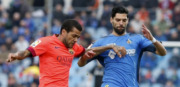 Daniel Alves disputa a bola com Angel Lafita na partida do Barcelona contra o Getafe, pelo Campeonato Espanhol - EFE/Juan Carlos Hidalgo