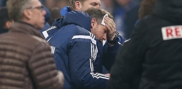 Auxiliar do Schalke 04, Sven Hübscher, foi atingido na cabeça por isqueiro arremessado por um torcedor - Reprodução / Site Oficial