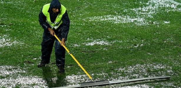 Funcionário da organização tenta diminuir acúmulo de água no gramado do estádio Prince Moulay Abdellah, em Rabat - Getty Images