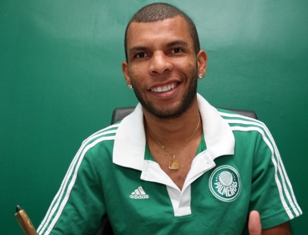 Palmeiras oficializa acerto com Amaral, primeiro reforço para 2015