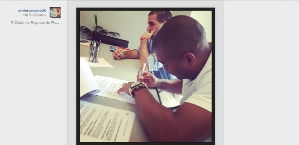 Anderson Pico assinou o novo contrato com o Flamengo na tarde desta segunda-feira - Reprodução Instagram
