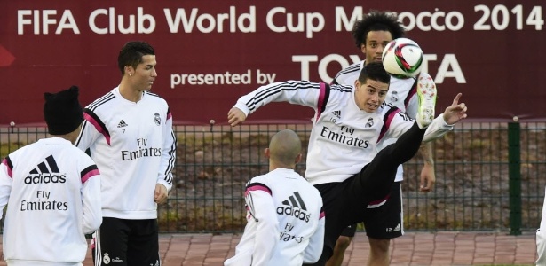 Observado por Cristiano, James Rodríguez domina bola em treino no Marrocos - AFP PHOTO/ JAVIER SORIANO