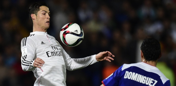 Observado por Dominguez, Cristiano Ronaldo domina a bola no peito durante a semifinal do Mundial de Clubes - AFP PHOTO / JAVIER SORIANO