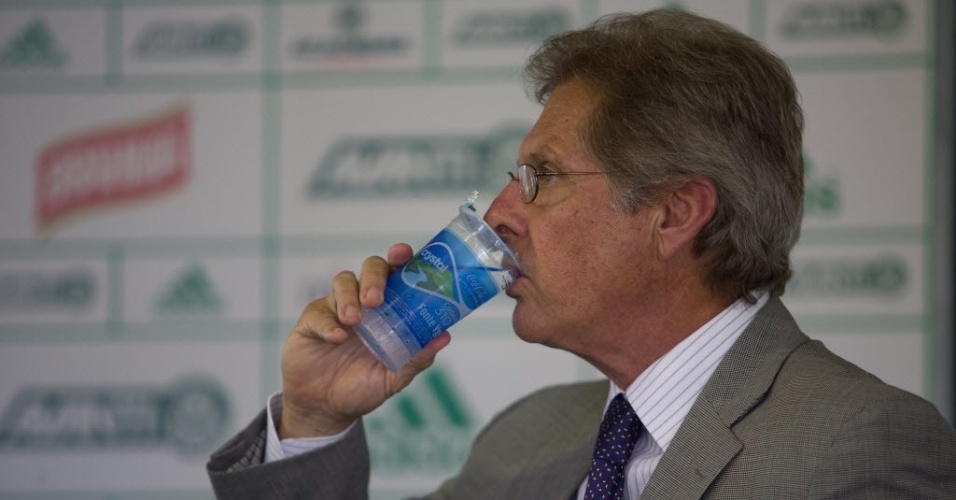 Oswaldo de Oliveira toma água durante a apresentação do Palmeiras