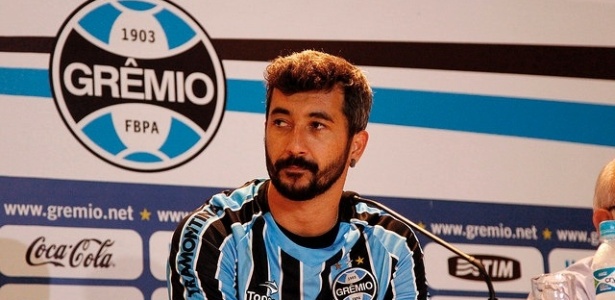 Douglas foi o primeiro anúncio e deve ser o único do Grêmio até 2015 - Lucas Uebel/Divulgação/Grêmio