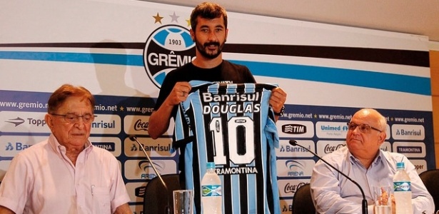 Meia Douglas recebe a camisa número 10 no Grêmio e promete "não enganar" - Lucas Uebel/Divulgação/Grêmio