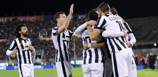 Jogadores da Juventus comemoram gol contra o Cagliari - EFE/Daniel Dal Zennaro
