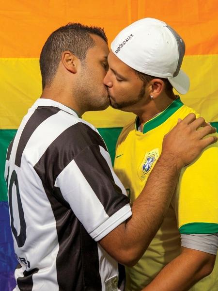 Torcedores se beijam em foto de campanha da USP e da Prefeitura de São Paulo contra a homofobia - Nelson Caetano