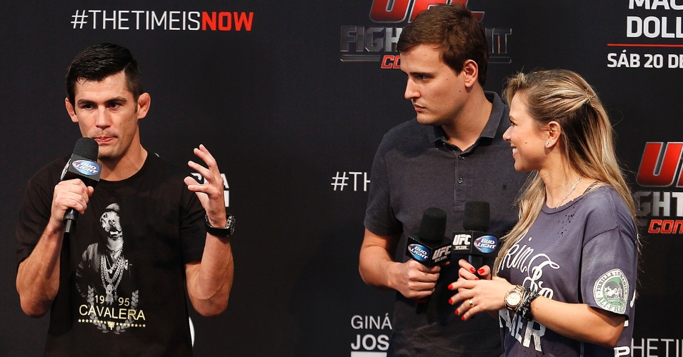19.dez.2014 - Barueri recebe no sábado mais uma edição do UFC. Antes, nesta sexta, lutadores participaram de um evento no ginásio, com entrevistas coletivas e pesagens