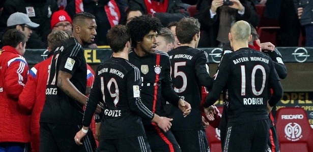 Jogadores do Bayern comemoram gol no Campeonato Alemão - AFP PHOTO / DANIEL ROLAND