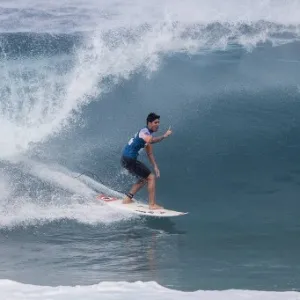 Medina comemora ao pegar onda na disputa contra Dusty Payne na terceira rodada do Mundial - Adriano Vizoni/Folhapress
