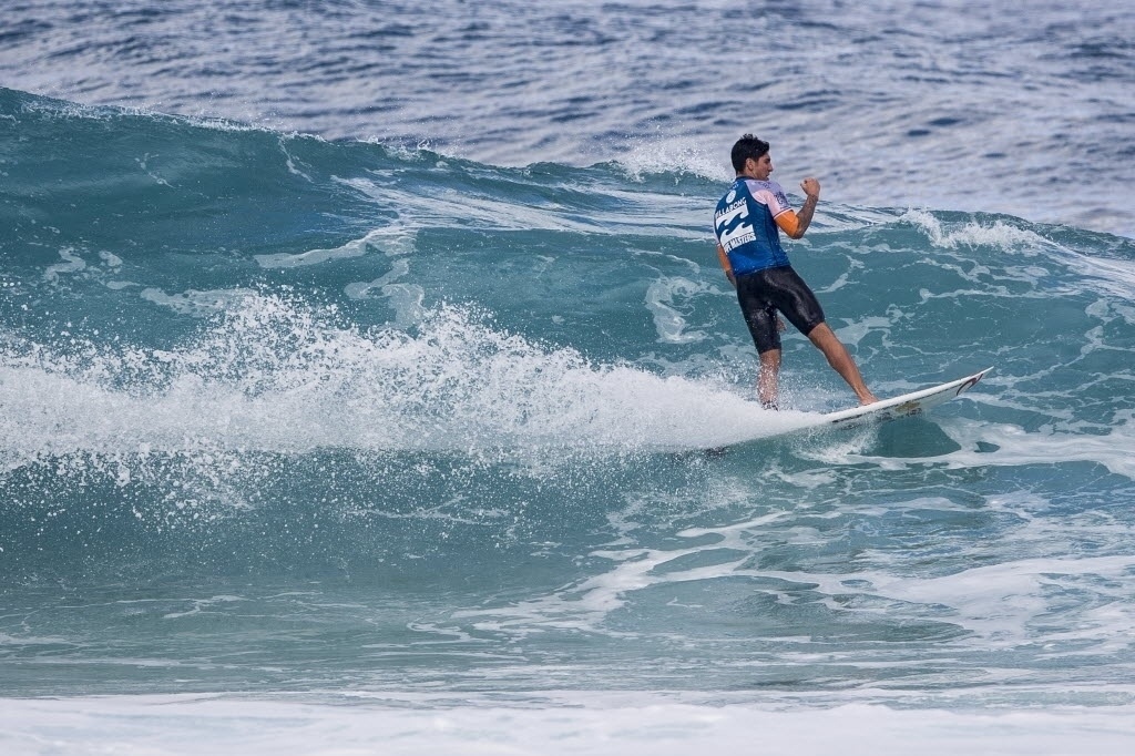 Medina comemora ao pegar onda na disputa contra Dusty Payne na terceira rodada do Mundial - Adriano Vizoni/Folhapress