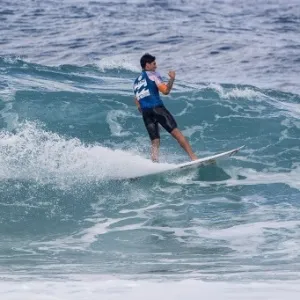 Medina comemora ao pegar onda na disputa contra Dusty Payne na terceira rodada do Mundial - Adriano Vizoni/Folhapress