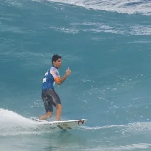 Medina comemora após pegar boa onda no Havaí - THIAGO BERNARDES/FRAME/ESTADÃO CONTEÚDO