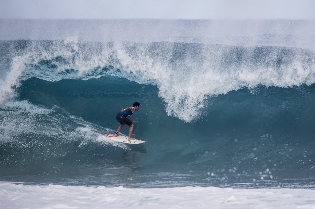 Medina pega onda na disputa contra Dusty Payne na terceira rodada do Mundial - Adriano Vizoni/Folhapress