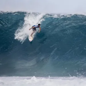 Medina pega onda na disputa contra Dusty Payne na terceira rodada do Mundial - Adriano Vizoni/Folhapress