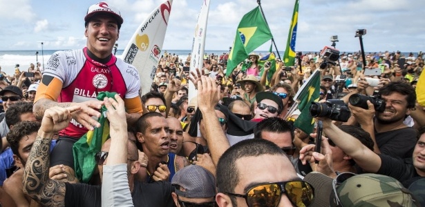 Medina vibra após ser campeão mundial de surfe pela 1ª vez na história do Brasil - Adriano Vizoni/Folhapress