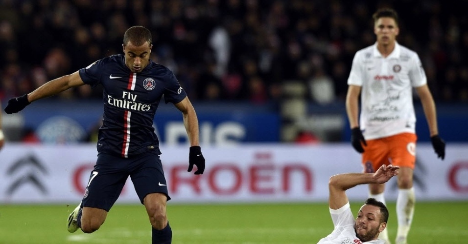 20.dez.2014 - Brasileiro Lucas Moura tenta lance individual em partida do Paris Saint-Germain contra o Montpellier no Campeonato Francês