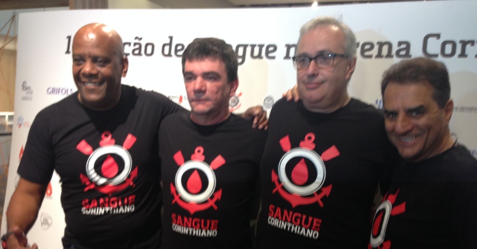 André Negão, Andrés Sanchez, Roberto de Andrade e Jorge Kalil posam durante evento Sangue Corintiano