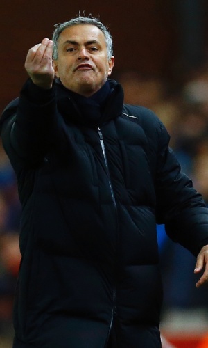 José Mourinho reclama de entrada dura de jogador do Stoke City em partida contra o Chelsea