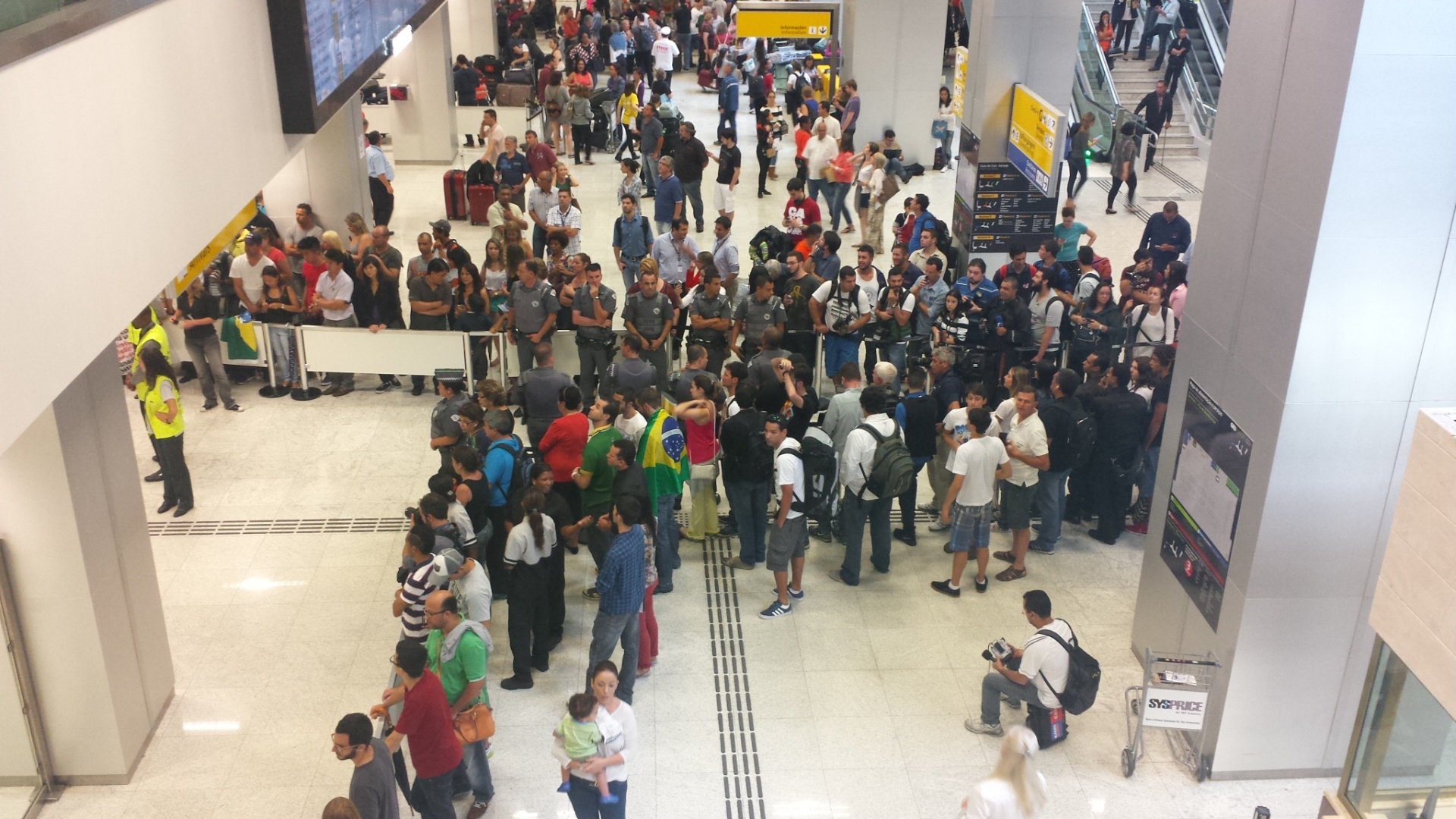 Aeroporto de Guarulho fica lotado a espera de Gabriel Medina. O campeão mundial de surfe chega ao Brasil nesta terça-feira - Fábio Aleixo/UOL