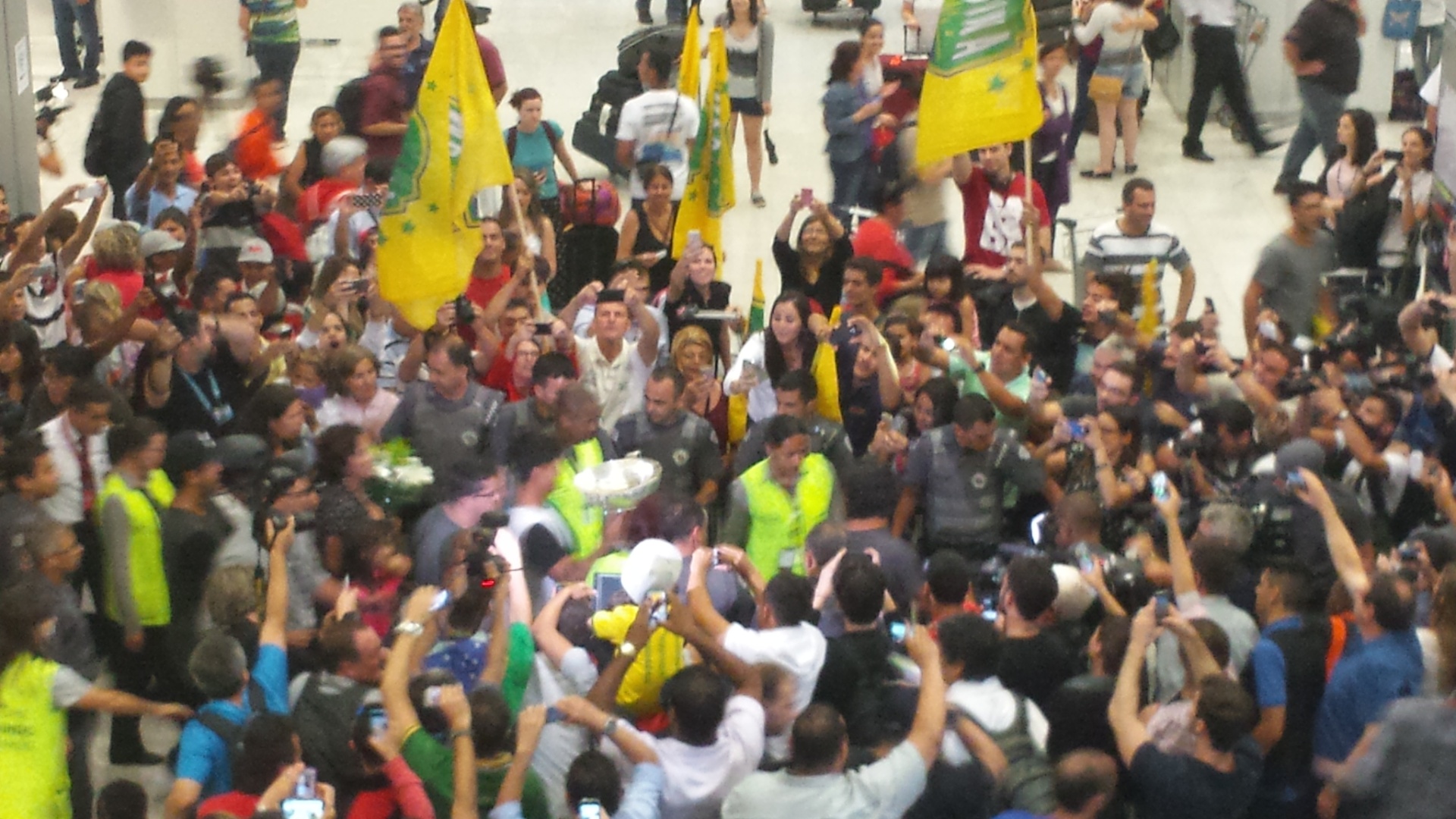 Cerca de 300 pessoas se aglomeraram em torno de Gabriel Medina após o desembarque do atleta no Brasil - Fábio Aleixo/UOL