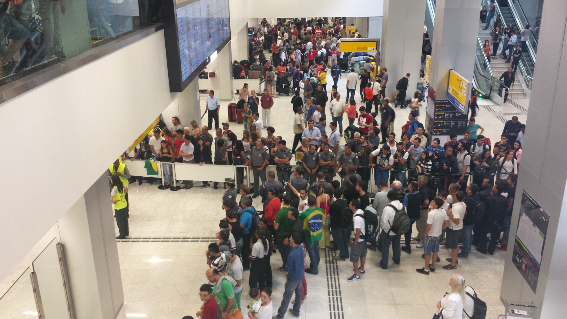 Muitos fãs e curiosos aguardam a chegada de Gabriel Medina. O brasileiro foi campeão mundial de surfe no Havaí e chega ao Brasil na tarde desta terça-feira - Fábio Aleixo/UOL