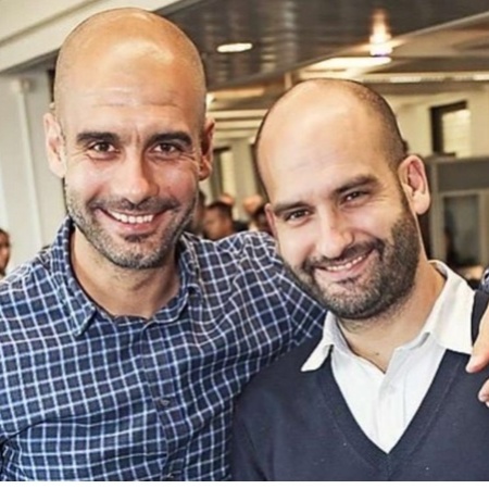 Os irmãos Pep Guardiola, técnico do City, e Pere Guardiola - Reprodução/Twitter