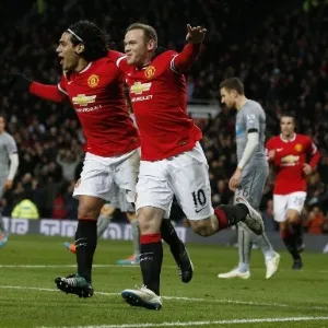 Wayne Rooney (dir.) faz o gol e sai em direção à torcida abraçando Falcao Garcia, em duelo do United contra o Newcastle - AFP PHOTO / LINDSEY PARNABY
