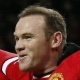 Wayne Rooney (dir.) faz o gol e sai em direção à torcida abraçando Falcao Garcia, em duelo do United contra o Newcastle - AFP PHOTO / LINDSEY PARNABY