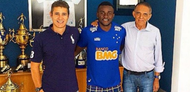 Atacante camaronês Joel (centro) é um dos três reforços já contratados pelo Cruzeiro para a próxima temporada - Divulgação/Site do Cruzeiro