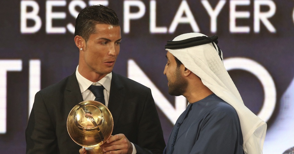 Cristiano Ronaldo recebe prêmio em Dubai 