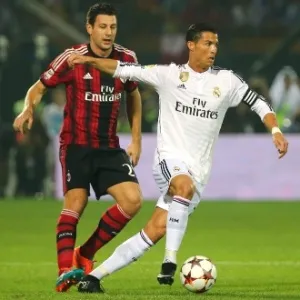 30.dez.2014 - Cristiano Ronaldo se protege da  marcação de Daniele Bonera durante amistoso entre Real Madrid e Milan em Dubai - AFP PHOTO / MARWAN NAAMANI