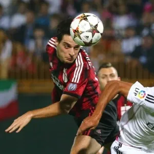 30.dez.2014 - Raphael Varane (dir.) disputa bola de cabeça com Giacomo Bonaventura durante amistoso entre Real Madrid e Milan em Dubai - AFP PHOTO / MARWAN NAAMANI
