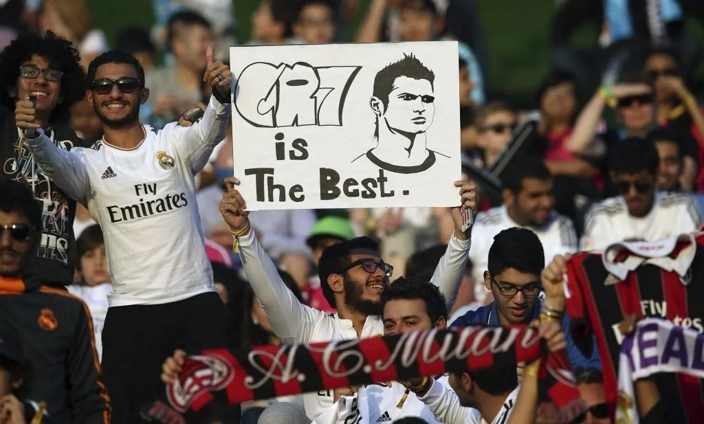 30.dez.2014 - Torcedor do Real Madrid ergue cartaz exaltando Cristiano Ronaldo nas arquibancadas do estádio The Sevens, em Dubai, antes do amistoso entre Real Madrid e Milan - EFE/Ali Haider